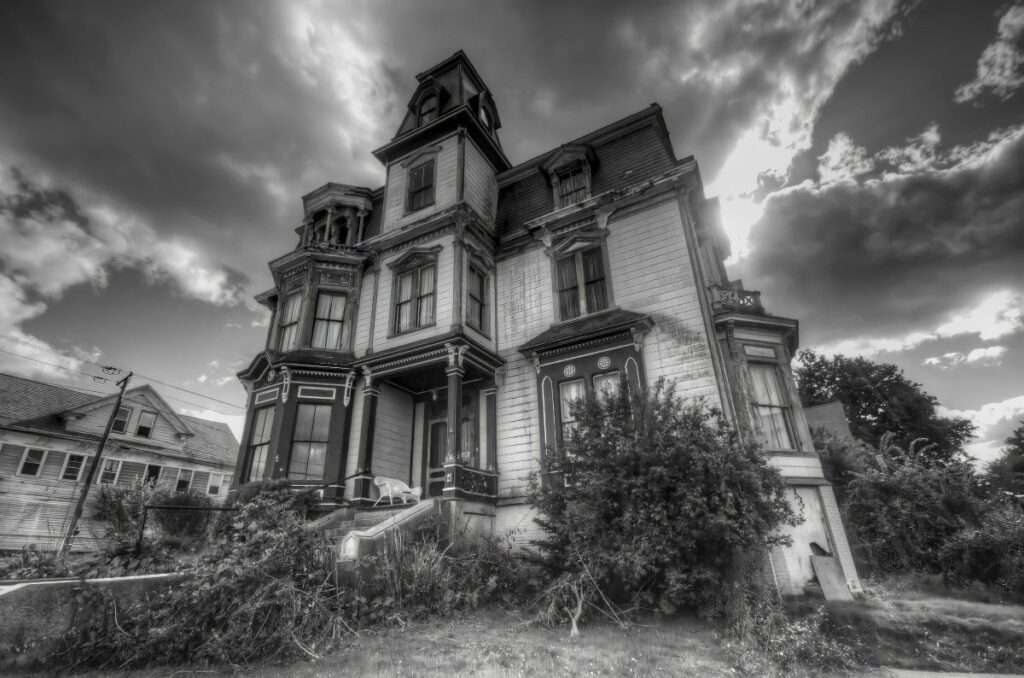 Grayscale picture of the outside of the SK Pierce Mansion