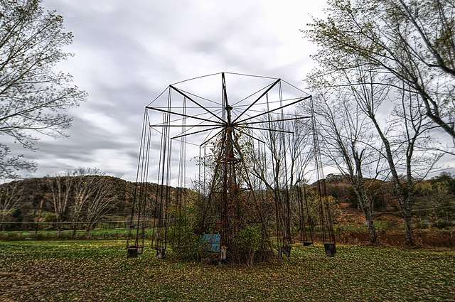 A swings set at Shawnee Lake Amusement Park